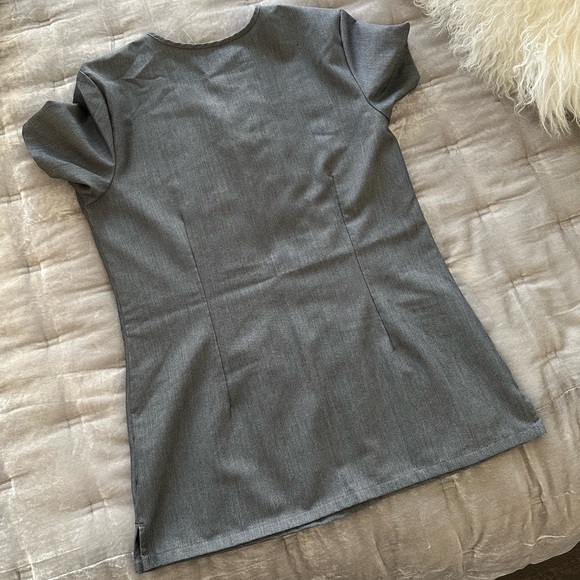 Casma- three pocket scrub top - Picture 2 of 2